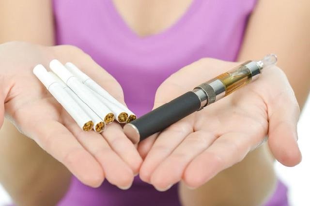 Эксперты выступили против приравнивания электронных сигарет к обычным