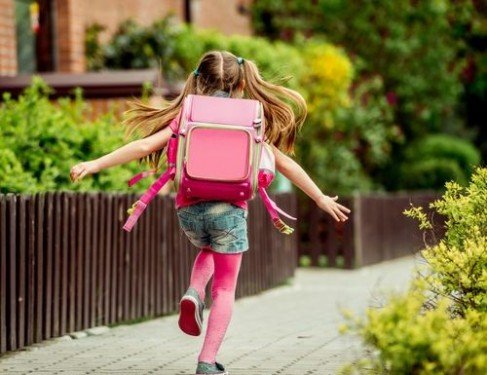 Вызывает ли ношение рюкзака боль в спине у ребенка?