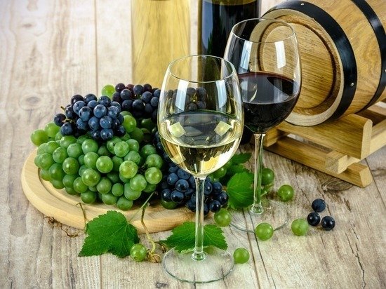 Ученые отсоветовали худеющим пить вино: алкоголь разжигает аппетит