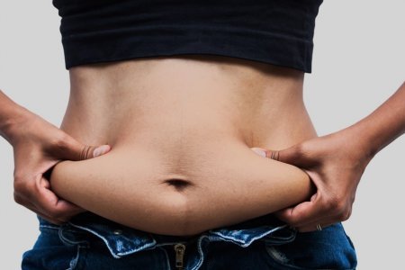 Почему появляется жир на животе и что с ним делать
