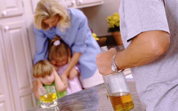 Проблема алкоголизма в семье, что делать? 