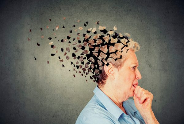 Что такое деменция? Деменция – это синдром, который сопровождается постепенным угасанием когнитивных функций, таких как память, внимание, мышление, ориентацию, способность к восприятию, в том числе восприятию и речи. 